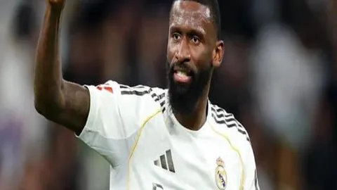 【第25分钟库尼亚妙传，B费速射破门，曼联逆转领先1-0激战正酣】